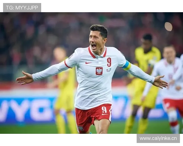 莱万训练完回家吃老婆做的饭，转头在更衣室啃鸡胸肉像在坐牢